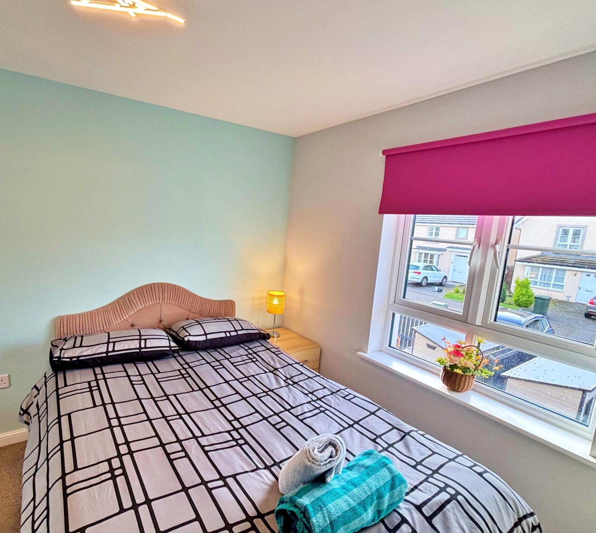 3 Bed House With Parking Near Airport Villa Edinburgh Bagian luar foto