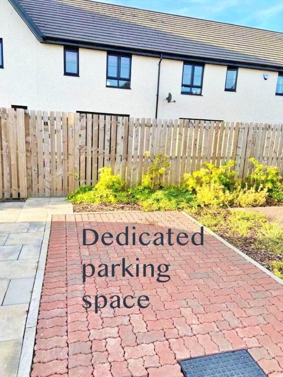 3 Bed House With Parking Near Airport Villa Edinburgh Bagian luar foto