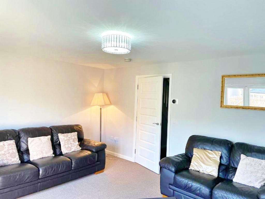 3 Bed House With Parking Near Airport Villa Edinburgh Bagian luar foto