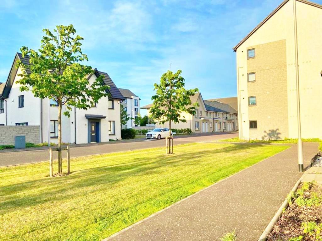 3 Bed House With Parking Near Airport Villa Edinburgh Bagian luar foto