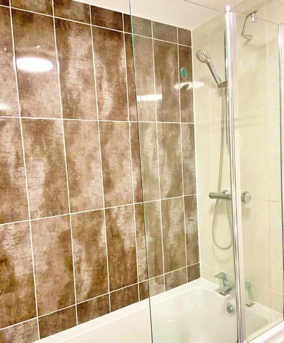 3 Bed House With Parking Near Airport Villa Edinburgh Bagian luar foto